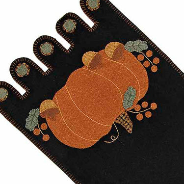 Pumpkin & Acorns Table Runner TRAR0060 - The Fox Decor